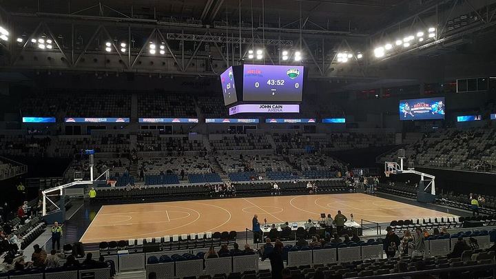 巴萨抵达乌迪内斯，阿劳霍加维等五将缺席（封面配图）